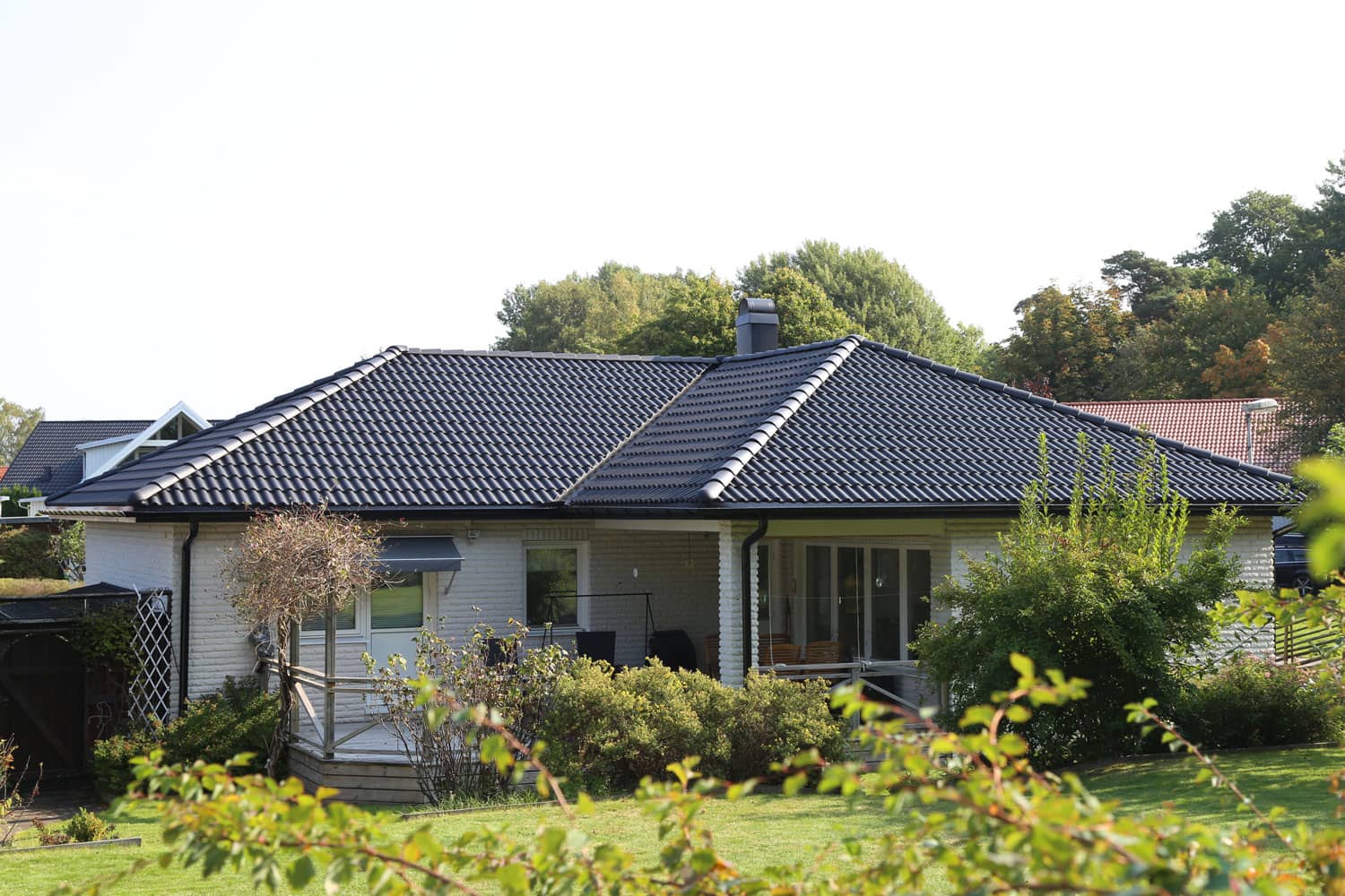 Mörkt plåttak på modern villa