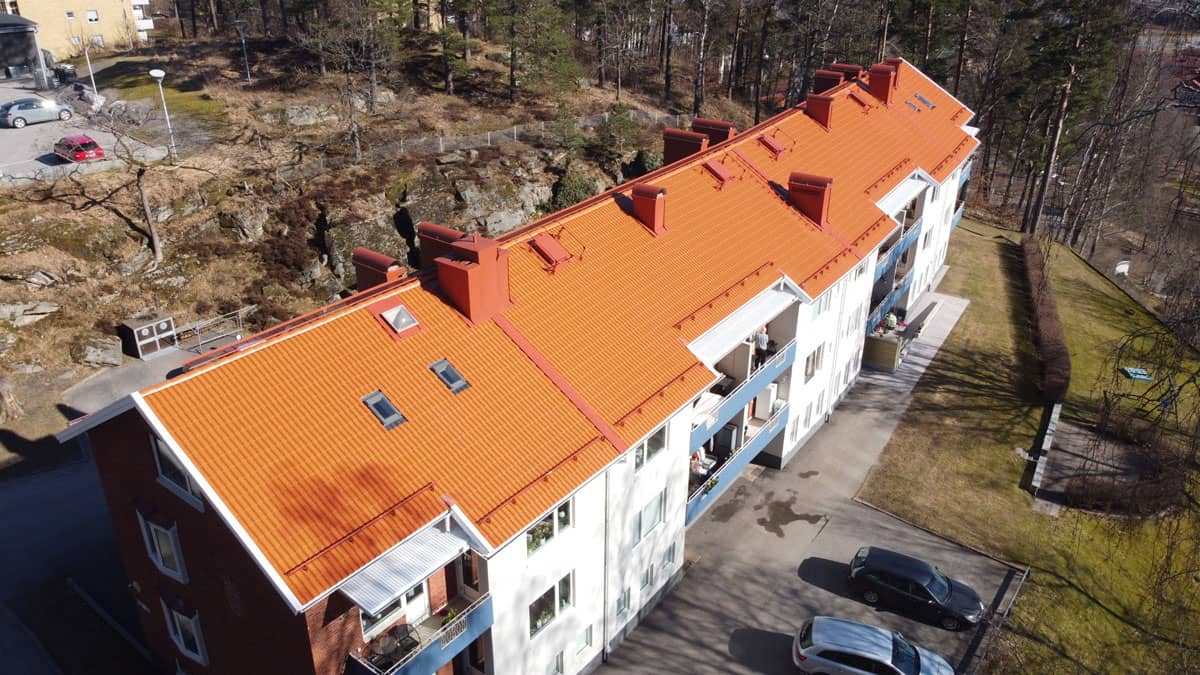Trapetsplåt på flerbostadshus i Borås