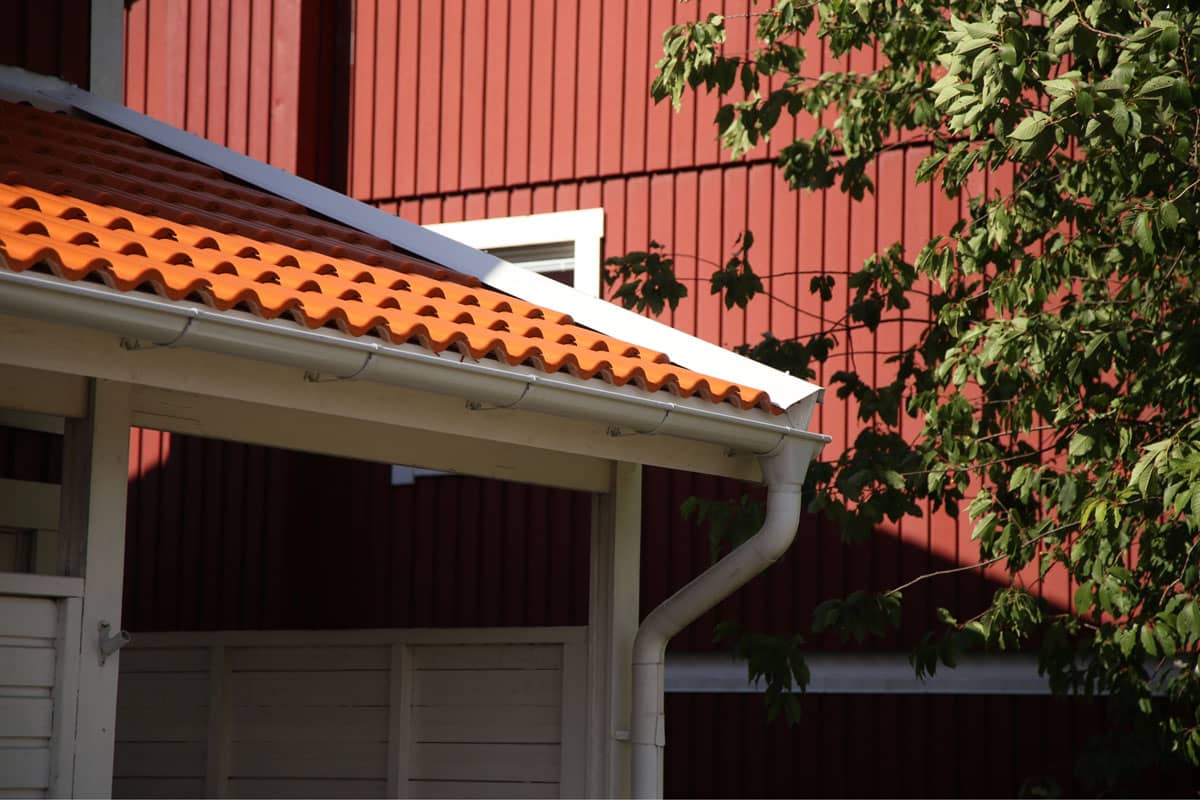 Tegelpannor på garagetak i Mölndal