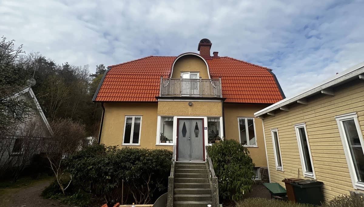 Rött tegeltak på klassisk villa i Partille