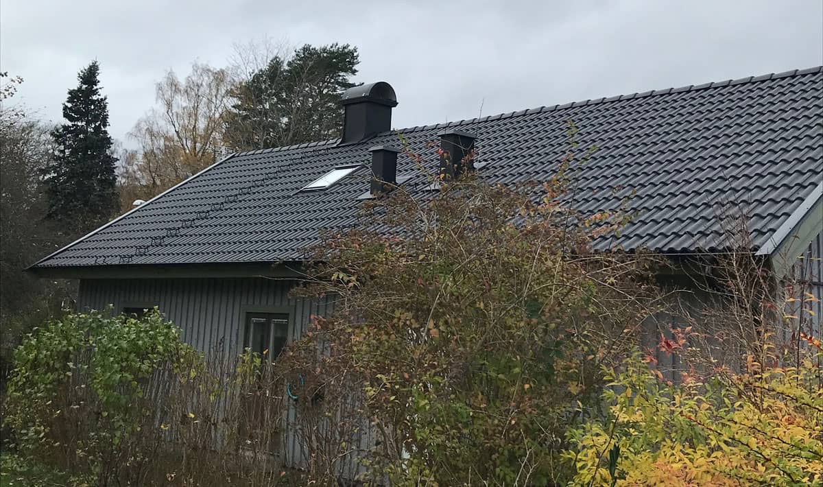 Villatak med betongpannor i Lerum