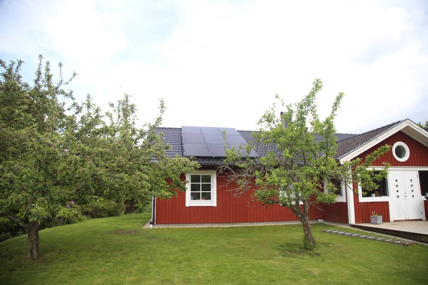 Solpaneler monterade på nylagt panntak