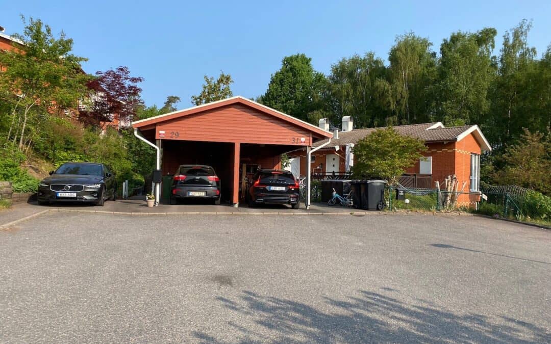 Nytt tak med mörkgrå betongpannor på villa i Mölndal