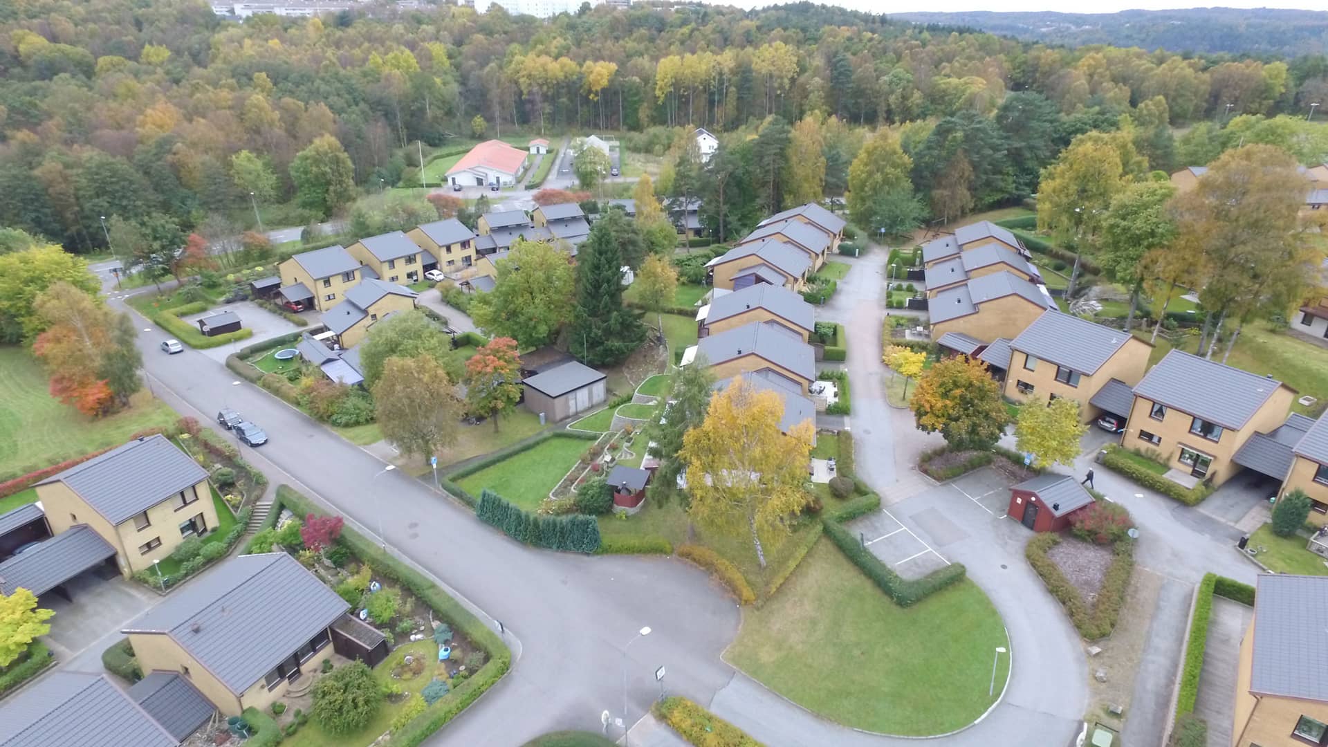 Drönarvy över bostadsområde med nylagda tak i Västra Götaland