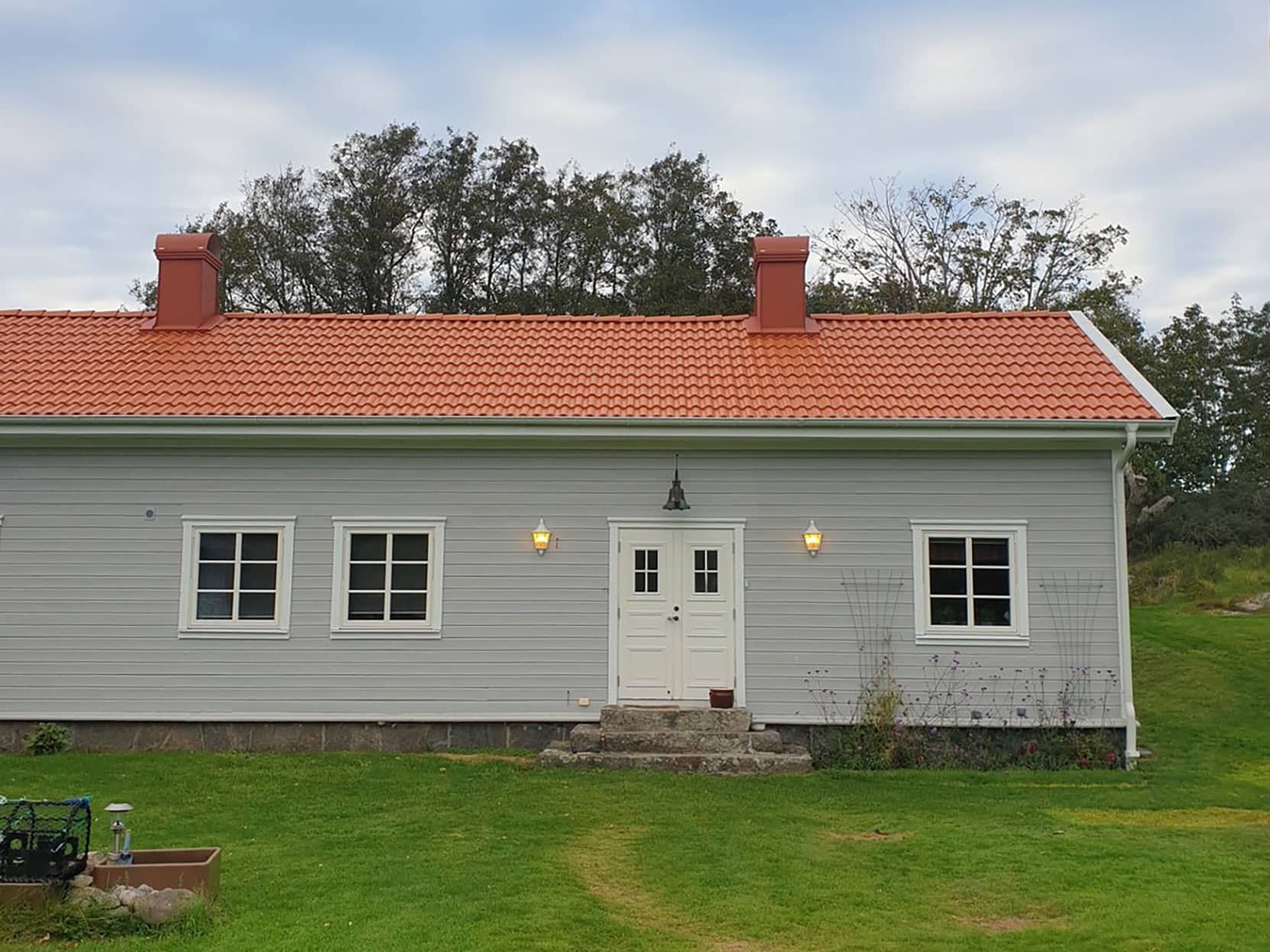 Nylagt tegeltak med inklädda skorstenar