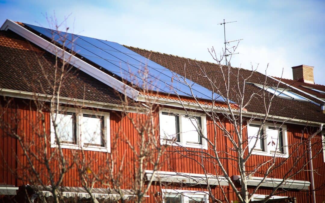 Radhustak i Stenkullen med nya tegelröda pannor och solceller