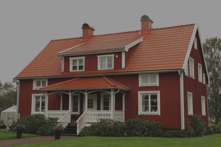 Tegelpannor och betongpannor på ett rött hus